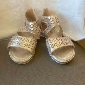 Gold girls Kensie Girl sandals